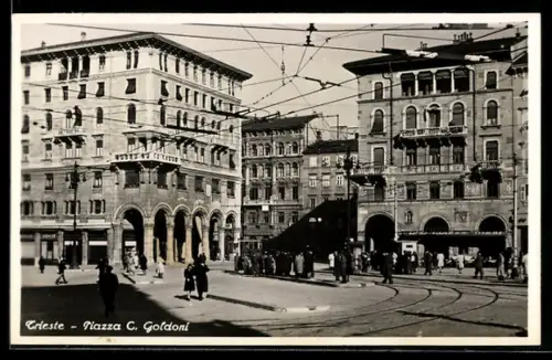 AK Trieste, Piazza C. Goldoni con tram e edifici storici
