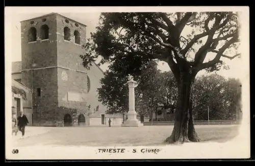 AK Trieste, S. Giusto con albero e colonna nel piazzale