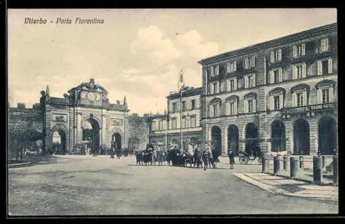 AK Viterbo, Porta Fiorentina, vista del Grand Hotel e carrozze in piazza
