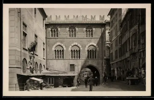 AK Genova, Palazzo S. Giorgio, vista della facciata con passaggio ad arco e persone sulla strada