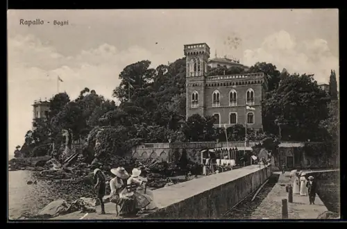 AK Rapallo, Bagni, lungomare con vista su villa storica e bagnanti in abiti d`epoca