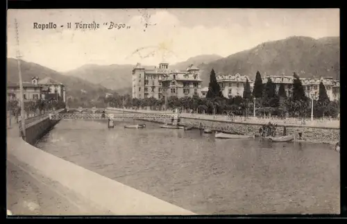 AK Rapallo, Il Torrente Bogo con edifici sullo sfondo e barche sul fiume