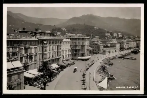 AK Rapallo, Vista del lungomare e degli edifici storici con montagne sullo sfondo