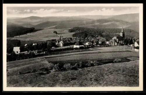 AK Masserberg /Thür. Wald, Ortsansicht mit Kirche und umliegender Landschaft