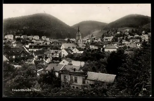 AK Friedrichroda i. Thür., Ortsansicht mit Kirche und umliegenden Bergen