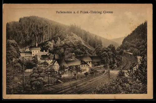 AK Falkenstein a. d. Fränk.-Thüring. Grenze, Ortsansicht mit Bahnanlage und umliegenden Bergen