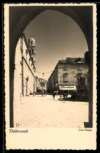 AK Dubrovnik, Strassenpartie durch Tor gesehen