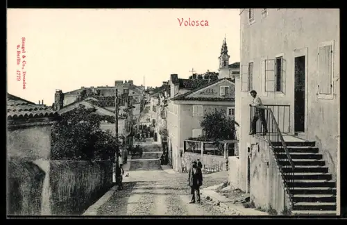 AK Volosca, Strassenpartie mit Wohnhäusern und Passanten