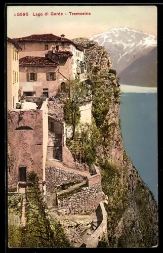 AK Tremosine /Lago di Garda, Veduta delle case a picco sulla scogliera con il lago sullo sfondo
