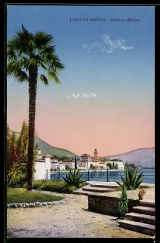 AK Gardone-Riviera /Lago di Garda, Vista panoramica con palme e architettura sul lago