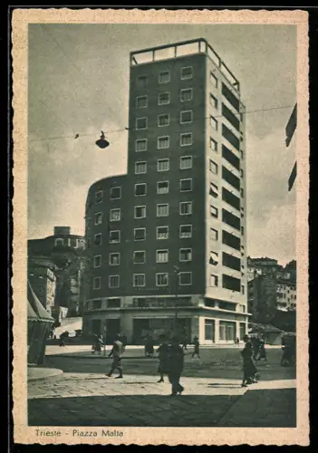 AK Trieste, Piazza Malta con edificio moderno e passanti