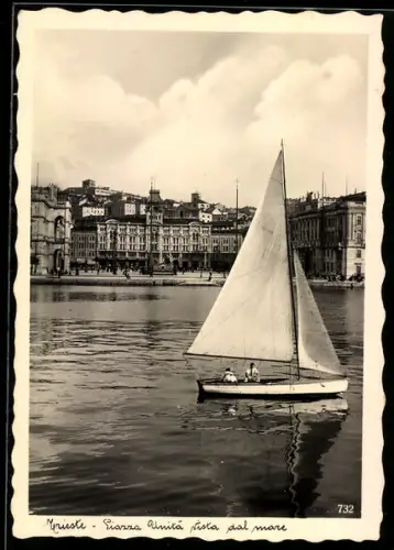 AK Trieste, Piazza Unità vista dal mare