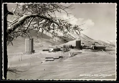 AK Sestriere, Panorama invernale con alberghi e montagne innevate