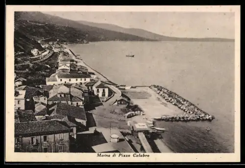 AK Pizzo Calabro, Veduta della marina e del lungomare con imbarcazioni e case lungo la costa