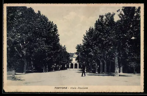 AK Tortona, Viale Stazione mit Bäumen und Fussgängern