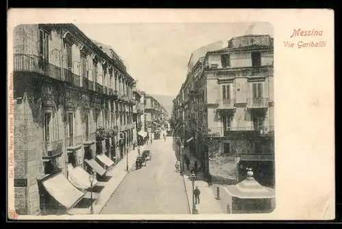 AK Messina, Via Garibaldi con edifici storici e persone sul marciapiede