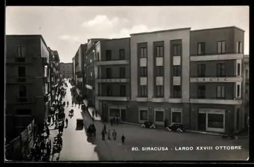 AK Siracusa, Largo XXVIII Ottobre con edifici e passanti
