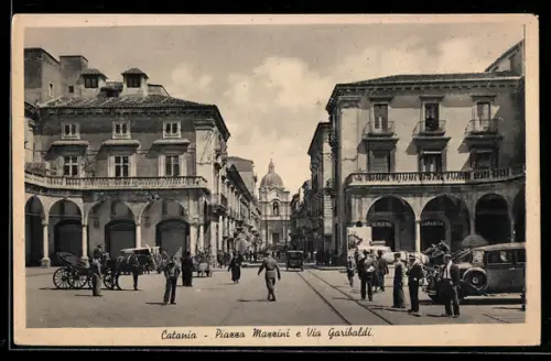 AK Catania, Piazza Mazzini e Via Garibaldi con passanti e automobili d`epoca