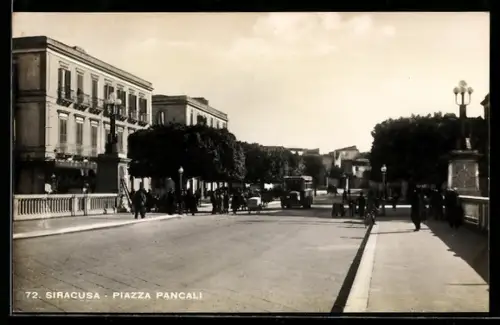 AK Siracusa, Piazza Pancali con edifici e alberi lungo la strada