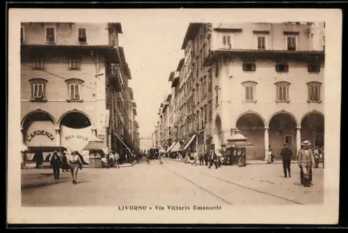 AK Livorno, Via Vittorio Emanuele, scena di strada animata con passanti e negozi