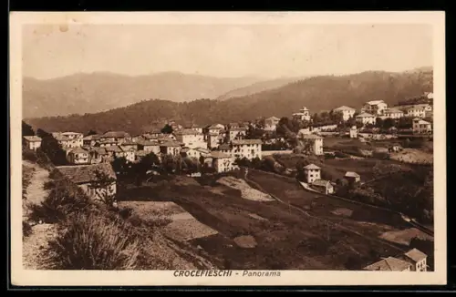 AK Crocefieschi, Panorama del villaggio con colline sullo sfondo