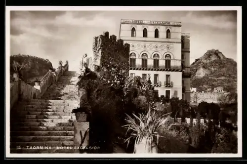AK Taormina, Hotel Excelsior e scalinata con vista montuosa sullo sfondo