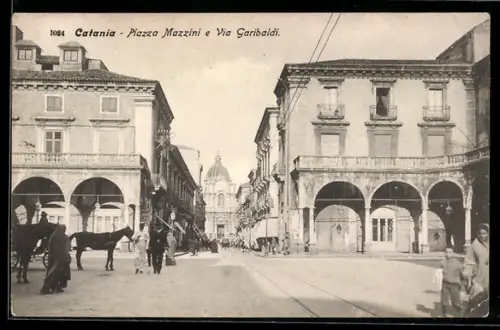 AK Catania, Piazza Mazzini e Via Garibaldi con passanti e carrozze