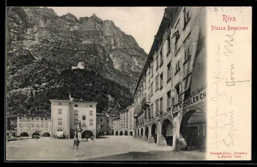AK Riva, Piazza Benacense con vista sulle montagne