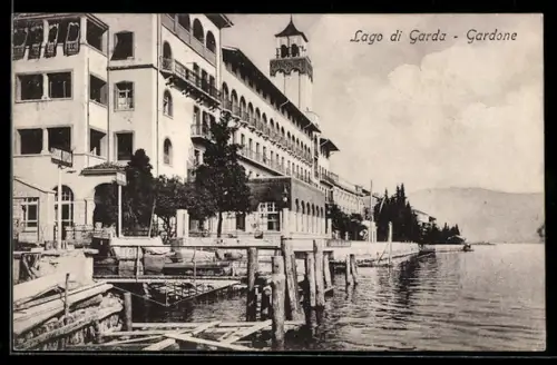 AK Gardone /Lago di Garda, Vista sul lungolago con edificio storico