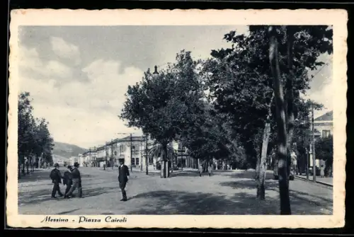 AK Messina, Piazza Cairoli con alberi e passanti