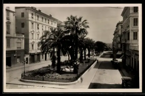 AK San Remo, Vista della piazza con palme e palazzi storici