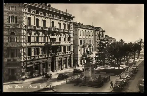 AK San Remo, Corso Umberto I con monumento e automobili storiche