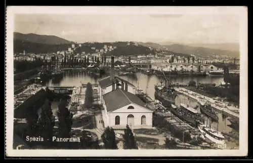 AK Spezia, Panorama con cantieri navali e colline sullo sfondo