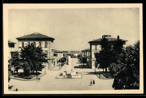 AK Lucca, Fuori Porta Elisa, Vista sulla piazza con edifici e alberi