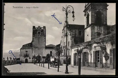 AK Taormina, Largo 9 Aprile con vista sulla chiesa e lampioni decorativi
