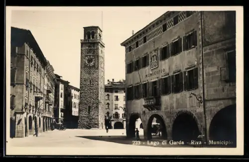 AK Riva /Lago di Garda, Municipio e Torre dell`Orologio in Piazza centrale