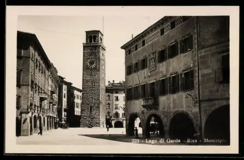 AK Riva /Lago di Garda, Municipio e Torre dell`Orologio in piazza principale
