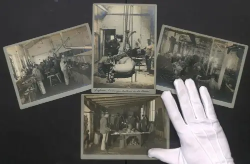 4 Fotografien Arbeiter in einem Rüstungsbetrieb, in einer Motorenschlosserei und Giesserei