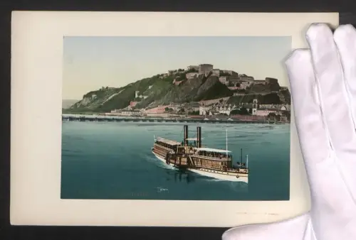 Fotografie Ansicht Ehrenbreitstein, Totalansicht vom Wasser aus mit Flussdampfer und Festung, Photochromie