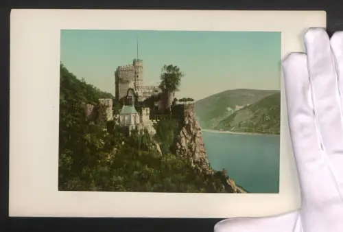 Fotografie Ansicht Rheinstein, Burg Rheinstein mit umgebendem Wald und Blick ins Tal, Photochromie