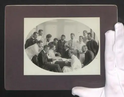 Fotografie Gruppenportrait mit Ärzten bei der Visite bei jungen Knaben, aus dem Jahr 1906