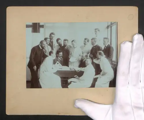 Fotografie Gruppenportrait mit Ärzten bei der Visite von jungen Knaben aus dem Jahr 1908