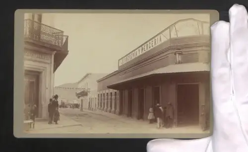 Fotografie Adrian Vasquez, Ansicht Saltillo, Ortspartie mit Geschäften, Ferreteria y Merceria