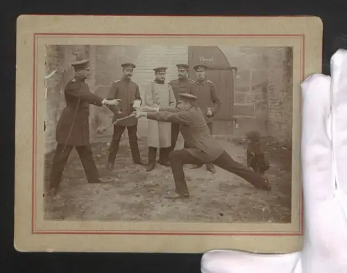 Fotografie Deutsche Offiziere in Uniform mit einem Diensthund bei Leibesübungen
