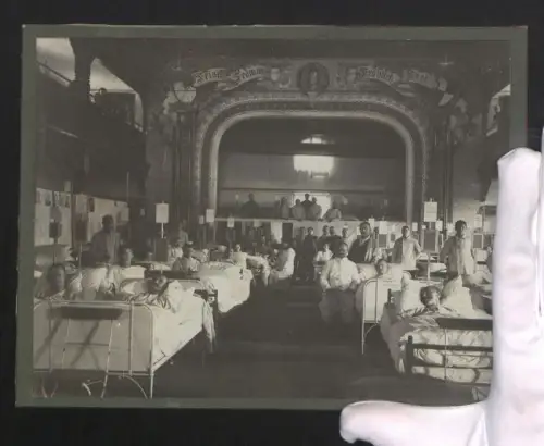 Fotografie Innenraum eines Krankenhauses mit Verwundeten in Betten, Feldlazarett