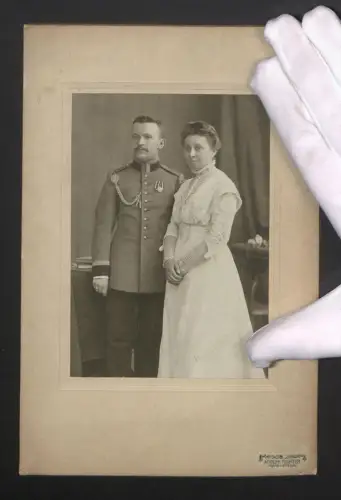Fotografie Adolph Richter, Leipzig, Meserburger Str. 61, Paarportrait eines Soldaten in Uniform mit Orden nebst Frau