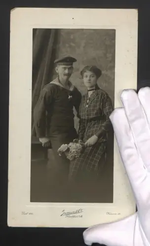 Fotografie Samson & Co., Frankfurt a. M., Kaiserstr. 19, Paarportrait Matrose mit Mützenband SMS von der Tann