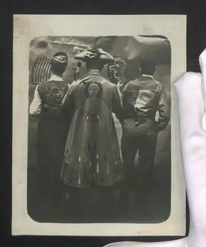 Fotografie Gruppenportrait von Plakatmalern beim Fasching, Rückenportrait