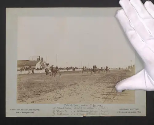 Fotografie Ansicht Nizza, Szene während eines Pferderennens auf der Rennbahn mit Tribüne im Hintergrund, 27 x 21cm