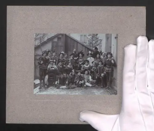 Fotografie Gruppenportrait einer Faschingsgesellschaft in verschiedenen Kostümen